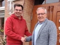 Das Bild zeigt links Nikos Kuhnke, er gratuliert Uwe Engelking (rechts auf dem Bild) zur Kandidatur